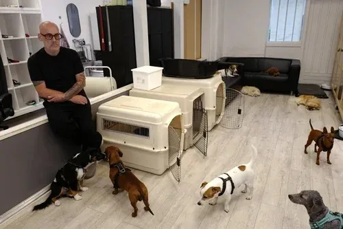 Johnny koser med en av hundene